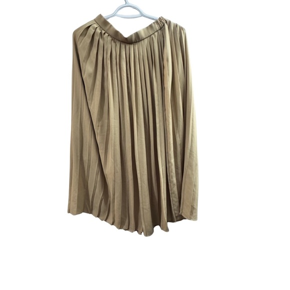 Uniqlo Maxi Skirt

#1154 - Picture 2 of 6